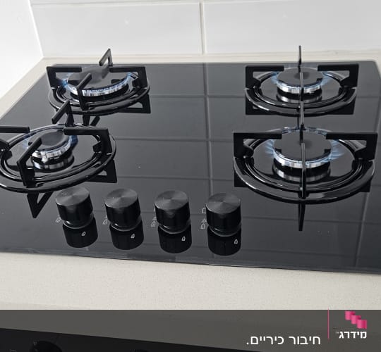 כיריים גז שחורות עם ארבעה מבערים